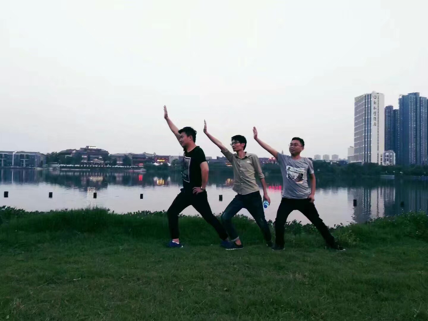 午夜无码伦费影视在线观看果冻