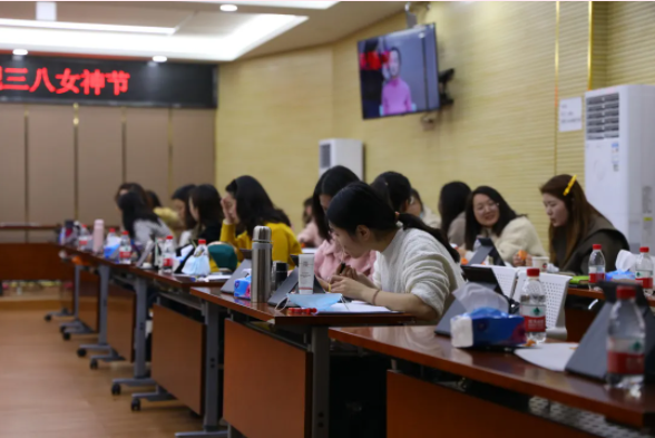 午夜无码伦费影视在线观看果冻