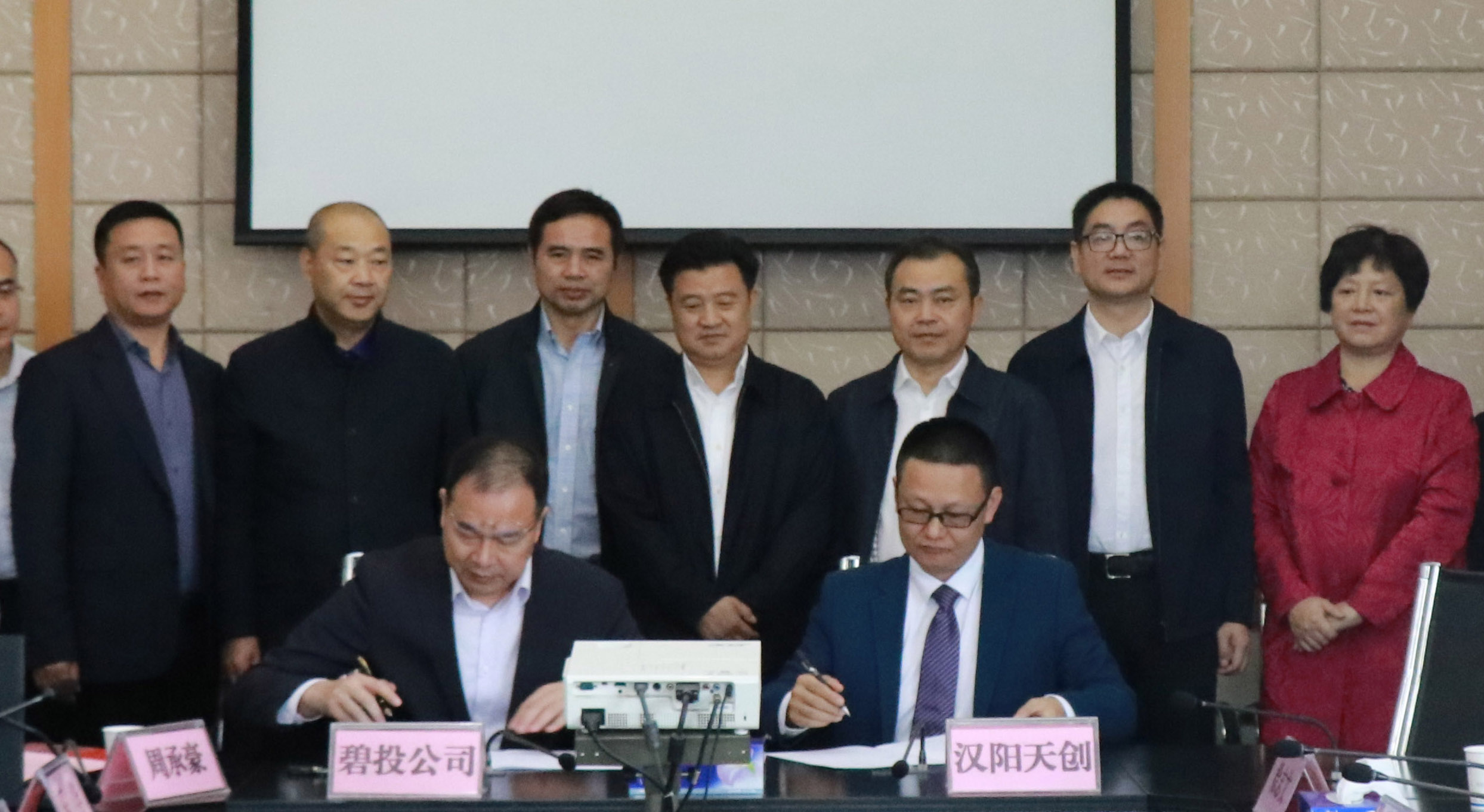 午夜无码伦费影视在线观看果冻